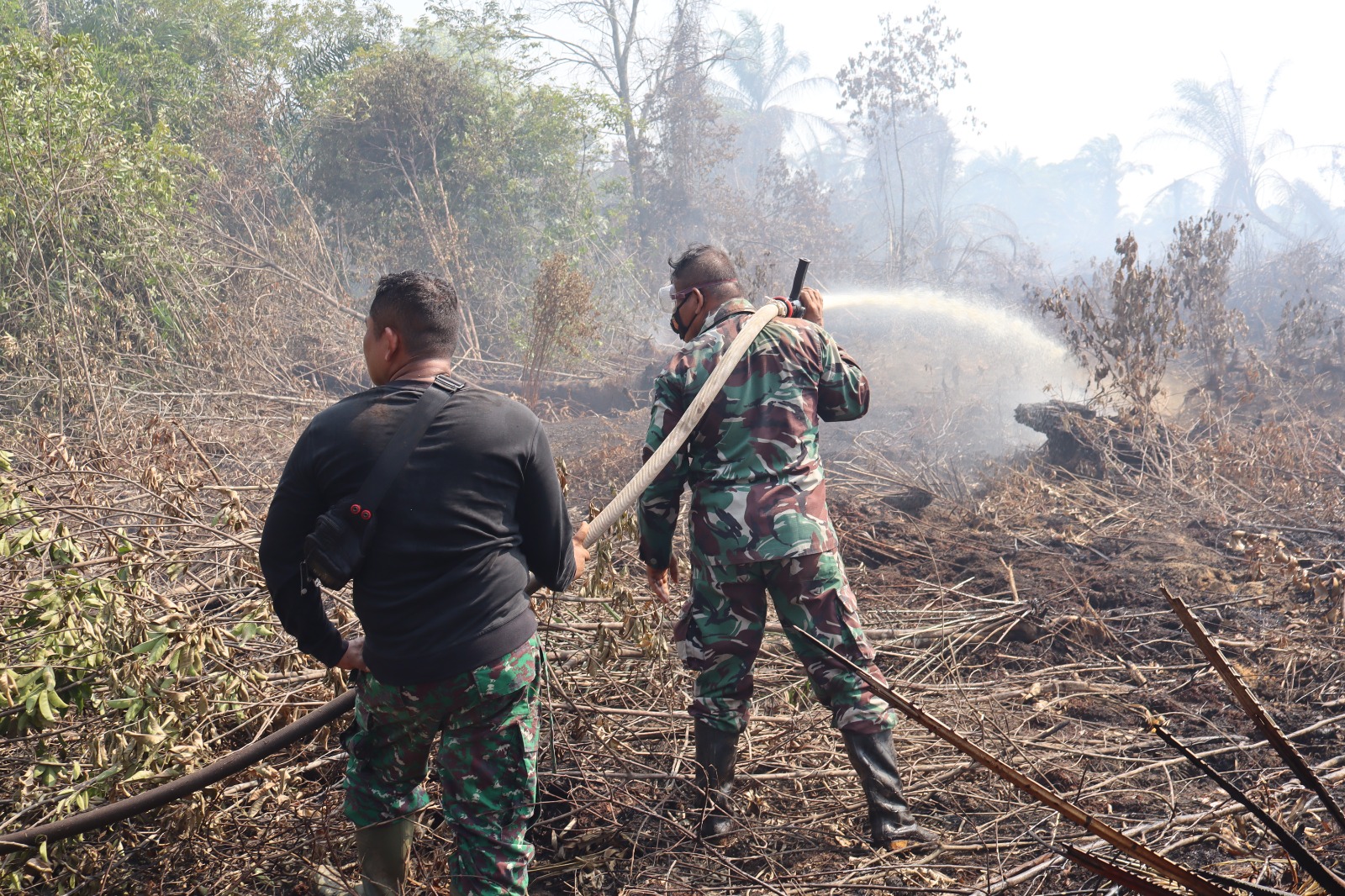 Kodim 0320/Dumai Laksanakan Pemadaman Karhutla di Kelurahan Mundam, 1,4 Hektare Berhasil Dipadamkan