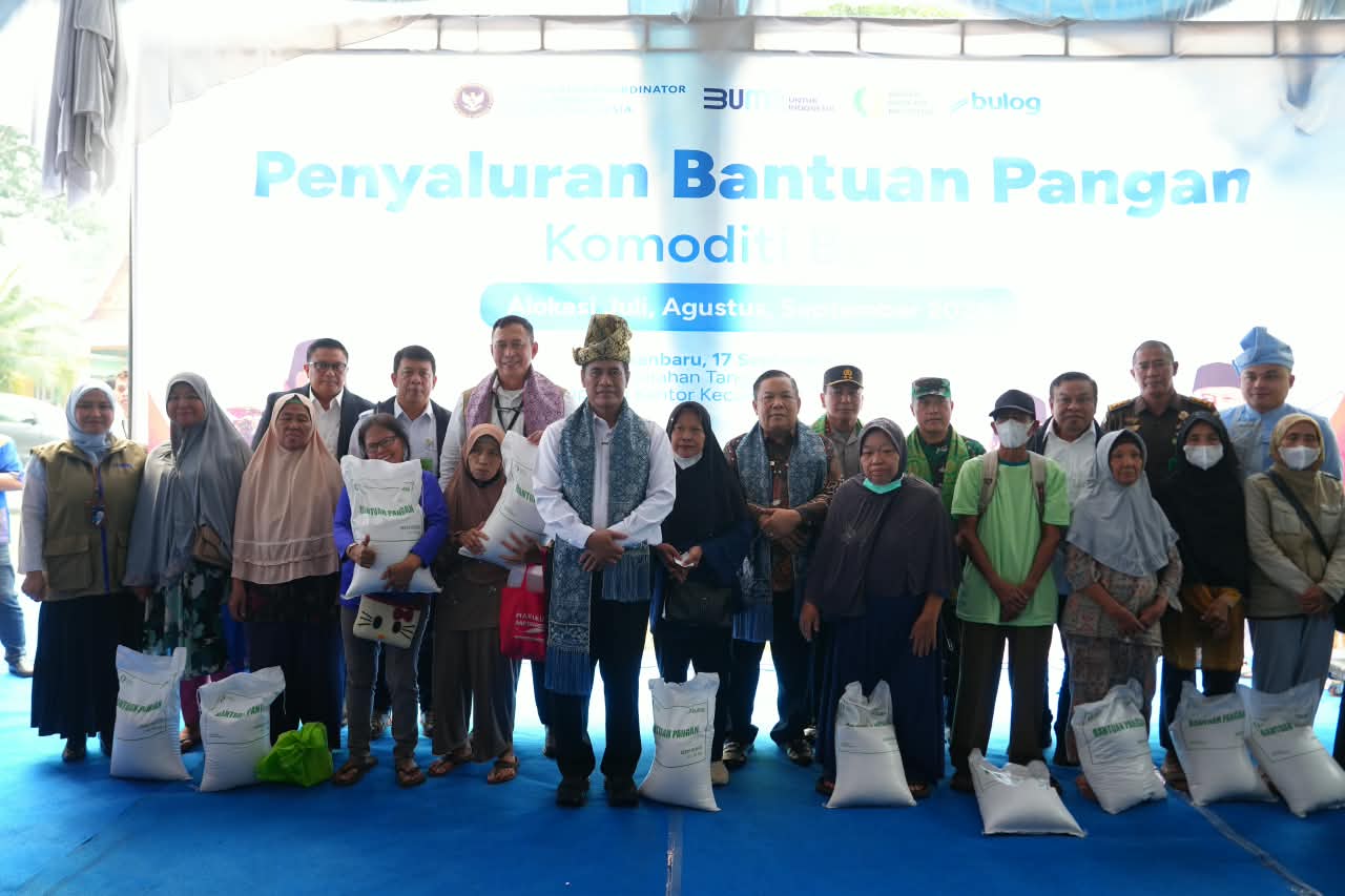 Pangdam XIX/Tuanku Tambusai Dampingi Mentan Amran Serahkan Bantuan Beras di Pekanbaru