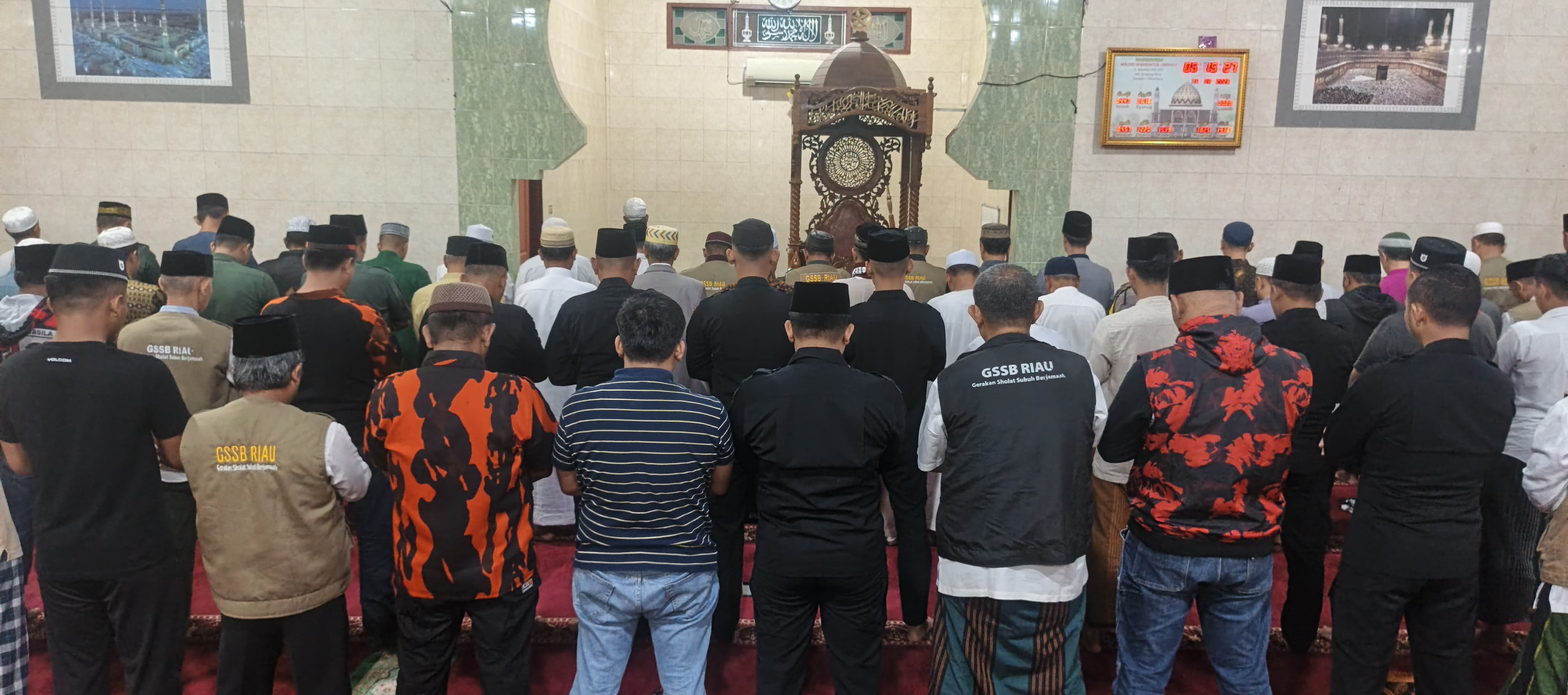 Dari Masjid Wahdatul Ummah, TNI-Polri dan Warga Satukan Langkah dalam Sholat Subuh Berjamaah