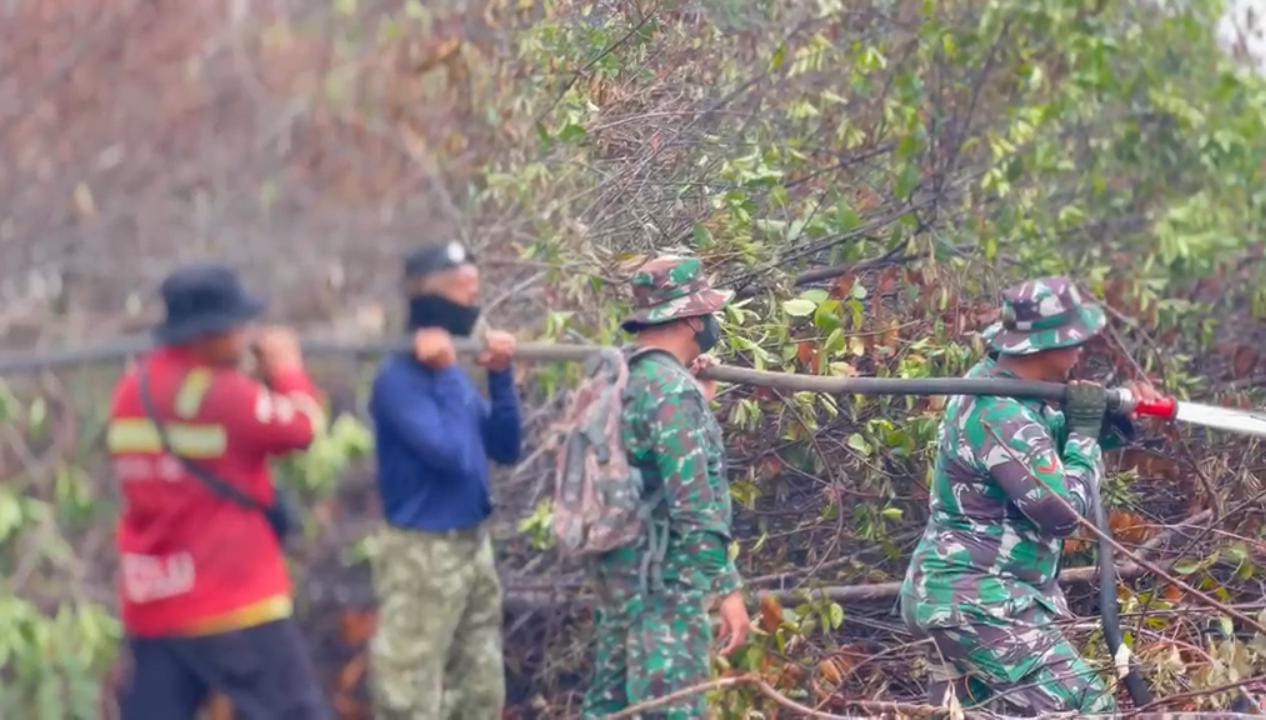 Satgas Gabungan Lanjutkan Pendinginan Karhutla di Kuala Cenaku, Kodam XIX/Tuanku Tambusai Tetap Siaga